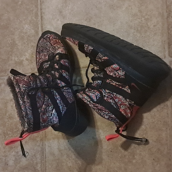 Nike Roshe Run Hi Sneakerboot Liberty QS Black Solar Red Women Size 8 Preowned - Picture 7 of 8